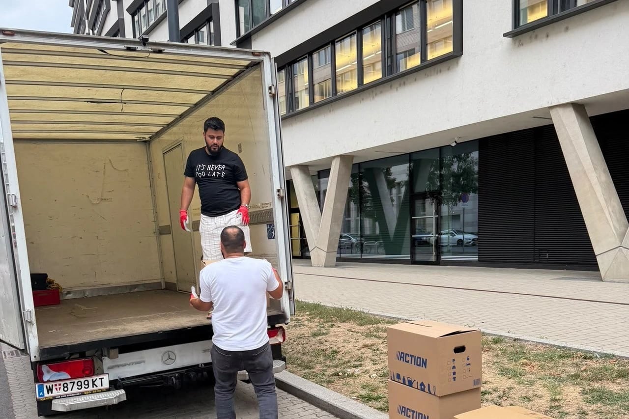 Kartons werden in den Koffer des HAVEN-Sprinters geladen