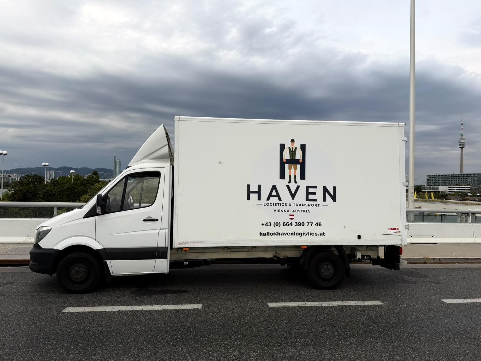Der HAVEN-Sprinter von der Seite, mit Koffer-Aufbau, Logo und Telefonnummer